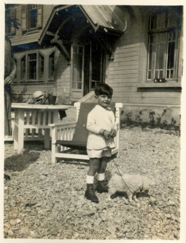 Ο Λευτέρης Βενιζέλος σε παιδική ηλικία με το σκυλάκι του.
