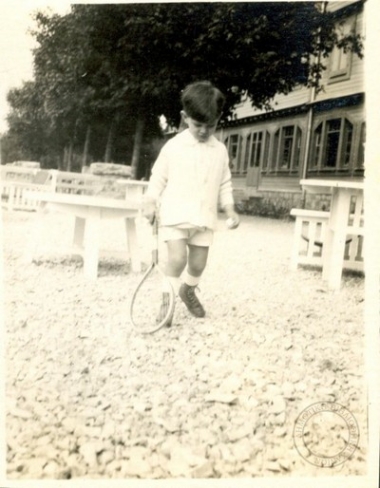 Ο Λευτέρης Βενιζέλος σε παιδική ηλικία με ρακέτα του τένις.