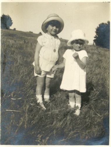 Ο Λευτέρης Βενιζέλος σε παιδική ηλικία με συντροφιά ένα κοριτσάκι.