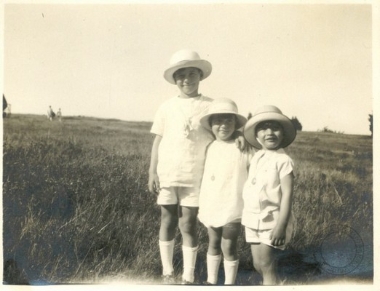 Ο Λευτέρης Βενιζέλος σε παιδική ηλικία με συντροφιά κι άλλων παιδιών.