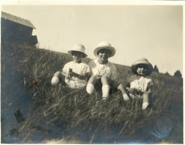 Ο Λευτέρης Βενιζέλος σε παιδική ηλικία με συντροφιά κι άλλων παιδιών.