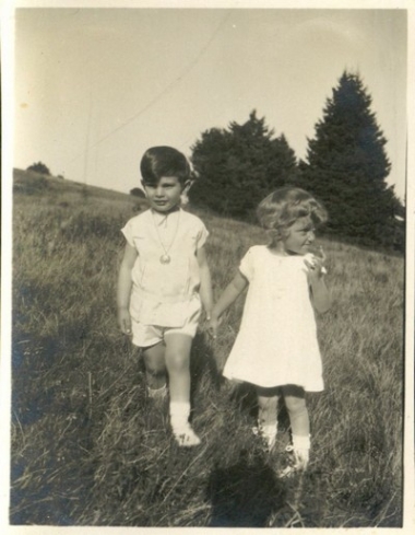 Ο Λευτέρης Βενιζέλος σε παιδική ηλικία με συντροφιά κι άλλων παιδιών.