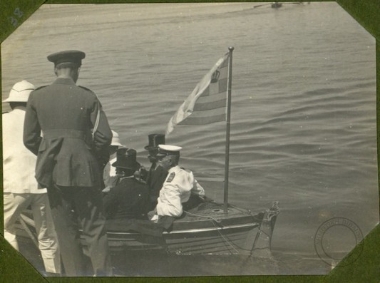 Ο ναύαρχος Κουντουριώτης συνοδεία Ελλήνων ναυτών και Γάλλων αξιωματικών του ναυτικού αποβιβάζεται από πολεμικό πλοίο.