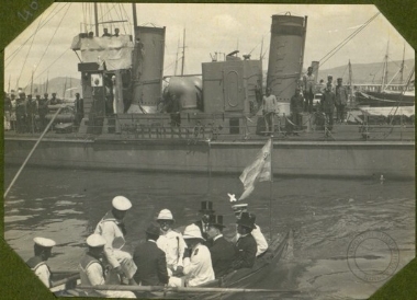 Ο ναύαρχος Κουντουριώτης συνοδεία Ελλήνων ναυτών και Γάλλων αξιωματικών του ναυτικού αποβιβάζεται από πολεμικό πλοίο.