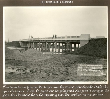 Ο δρόμος του ποταμού Μπαλίτσα στην κεντρική οδό Θεσσαλονίκης - Έδεσσας. Κυρίως, τέτοιου τύπου γέφυρες κατασκευάστηκαν από την Foundation Company σε όλες τις κύριες οδούς.