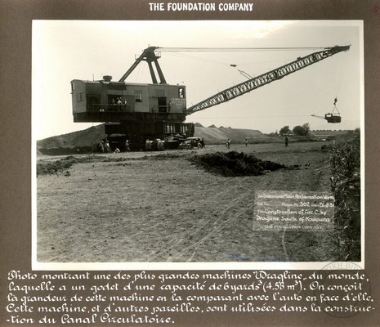 Μία από τις μεγαλύτερες μηχανές Dragline στον κόσμο, η οποία έχει χωρητικότητα κάδου 4,58 m3. Κατανοούμε το μέγεθος αυτού του μηχανήματος συγκρίνοντάς το με το αυτοκίνητο μπροστά του. Αυτό το μηχάνημα, και άλλα, χρησιμοποιούνται στην κατασκευή του κυκλοφοριακού καναλιού.