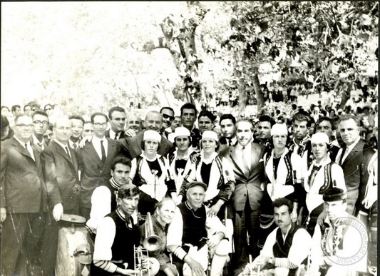 Αναμνηστικές φωτογραφίες κοριτσιών με παραδοσιακές ενδυμασίες στο πλαίσιο των εορτασμών για τα εκατό χρόνια από τη γέννηση του Ελευθερίου Βενιζέλου στις Μουρνιές.