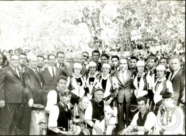 Αναμνηστικές φωτογραφίες κοριτσιών με παραδοσιακές ενδυμασίες στο πλαίσιο των εορτασμών για τα εκατό χρόνια από τη γέννηση του Ελευθερίου Βενιζέλου στις Μουρνιές.