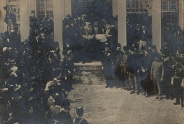 Ο τελευταίος βελής (διοικητής) της Κρήτης διαβάζει φιρμάνι για την είσοδο του στρατηγού Τουρχάν πασά στα Χανιά.