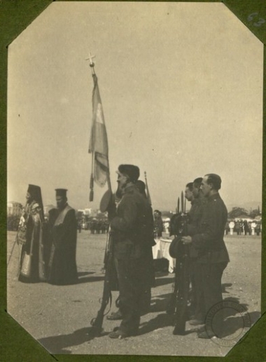 Έλληνες στρατιώτες, αξιωματικοί και κλήρος σε προετοιμασία τελετής. Πιθανόν για την τελετή εορτασμού της 14ης Ιουλίου, εθνικής επετείου της Γαλλίας.