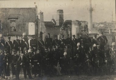 Αξιωματικοί των Μεγάλων Δυνάμεων στην κατεστραμμένη πόλη των Χανίων.