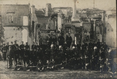 Στρατεύματα των Μεγάλων Δυνάμεων στην κατεστραμμένη πόλη των Χανίων.