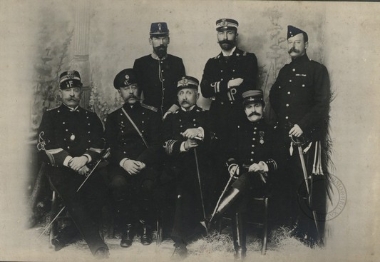 Ο φρούραχος Χανίων, ναύαρχος Αμορέττι, με τους διοικητές των στρατευμάτων των Μεγάλων Δυνάμεων.