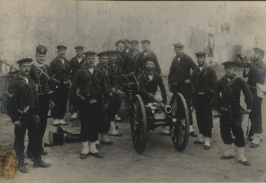 Αποβατική πυροβολαρχία και απόσπασμα Ιταλών ναυτών για την προστασία του Φρουραρχείου.