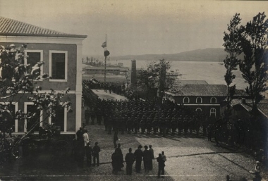 Χαιρετισμός Αυστριακής σημαίας στο ναύσταθμο της Σούδας.