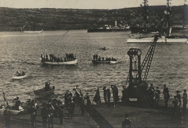 Άφιξη του πρίγκιπα Γεωργίου στη Σούδα και υποδοχή του από τους ναυάρχους των Μεγάλων Δυνάμεων.