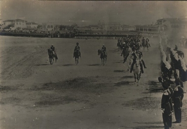 Επιθεώρηση των Διεθνών στρατευμάτων από τον πρίγκιπα Γεώργιο στο Πεδίο του Άρεως (νυν Στάδιο Χανίων).