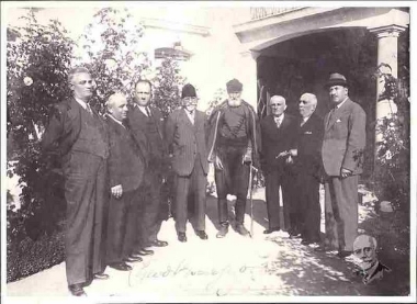 Ο Ελευθέριος Βενιζέλος στην αυλή του σπιτιού του της Χαλέπας με φιλική συντροφιά