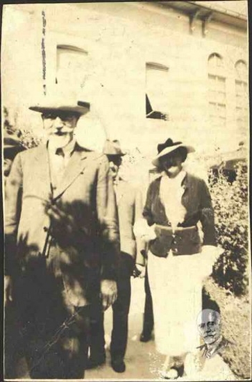 Ο Ελευθέριος Βενιζέλος στην αυλή του σπιτιού του στη Χαλέπα