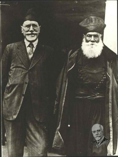 Ο Ελευθέριος Βενιζέλος στην αυλή του σπιτιού του της Χαλέπας με φιλική συντροφιά