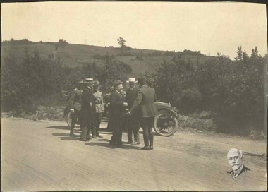 Eleftheriso Venizelos with Chief Medical Officer Tsounoukas at the Strymonas front.