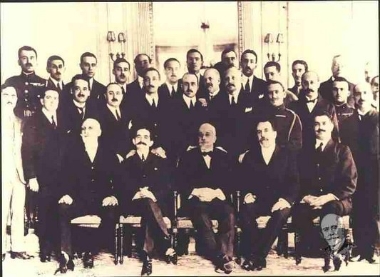 Ο Ελευθέριος Βενιζέλος με τα μέλη της Αντιπροσωπείας στη Διάσκεψη Ειρήνης στο Παρίσι