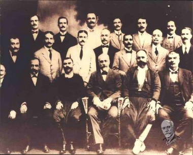 Ο Ελευθέριος Βενιζέλος με τους βουλευτές που εξελέγησαν στην Κρήτη την 31η Μαίου 1915