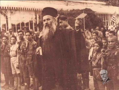 Ο Μητροπολίτης Σμύρνης Χρυσόστομος κρατάει το τηλεγράφημα του Βενιζέλου για την απελευθέρωση της Σμύρνης