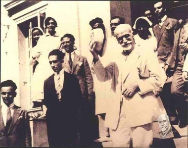 Ο Ελευθέριος Βενιζέλος εξερχόμενος από το Νοσοκομείο Ευαγγελισμός μετά την εναντίον του δολοφονική απόπειρα