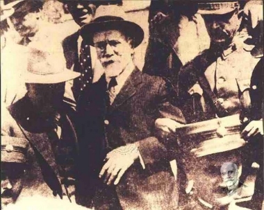Eleftherios Venizelos coming out of the Evaggelismos Hospital, following the assassination attempt against him.