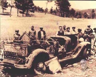 Το αυτοκίνητο της συνοδείας του Ελευθερίου Βενιζέλου αμέσως μετά την εναντίον του δολοφονική απόπειρα στη λεωφόρο Κηφισίας το 1933