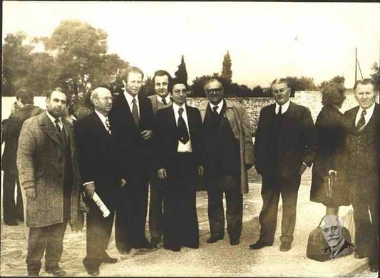 Nikitas Venizelos with Eftychi Nikolioudakis and friends at a memorial service at the Venizelos graves.