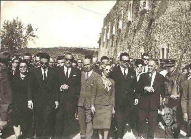 Ο Νικήτας Βενιζέλος με τον Π. Βαρδινογιάννη και άλλους σε επίσκεψή του στο Ρέθυμνο. Διακρίνεται και ο Ευτύχης Νικολιουδάκης