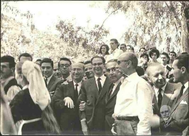 Ο Νικήτας και ο Λευτέρης Βενιζέλος στις Μουρνιές για τις εκδηλώσεις από τη συμπλήρωση των 100 χρόνων από τη γέννηση του Ελευθερίου Βενιζέλου. Διακρίνεται και ο Ευτύχης Νικολιουδάκης