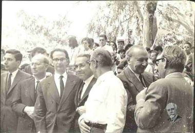 Ο Νικήτας και ο Λευτέρης Βενιζέλος στις Μουρνιές για τις εκδηλώσεις από τη συμπλήρωση των 100 χρόνων από τη γέννηση του Ελευθερίου Βενιζέλου. Διακρίνεται και ο Ευτύχης Νικολιουδάκης