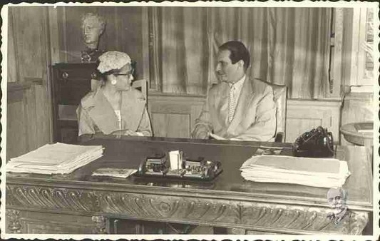 Η εκπρόσωπος ομογενών της Αμερικής Ειρήνη Ντουντουνάκη με τον Λευτέρη Βενιζέλο στην οικία Βενιζέλου στη Χαλέπα