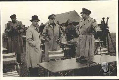 Ο Σοφοκλής Βενιζέλος, ο βασιλιάς Παύλος και ο στρατάρχης Παπάγος στην Αυλίδα