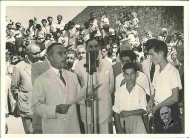 Ο Σοφοκλής Βενιζέλος κατά τη διάρκεια της ομιλίας του στα εγκαίνεια των λαϊκών κατοικιών του Δήμου Αιγάλεω