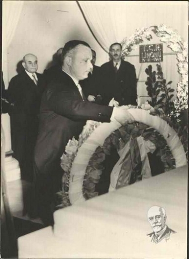 Sophocles Venizelos laying a wreath at the grave of Kemal Ataturk, during his visit to Ankara.