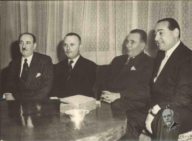 Ο Σοφοκλής Βενιζέλος σε σύσκεψη με τον Τούκο πρωθυπουργό Μεντερές, τον Υπ. Εξωτερικών Φουάτ Κιοπρουλού και τον Πρόεδρο της Τουρκικής Εθνοσυνέλευσης Ρεφίκ Κοραλτάν κατά τη διάρκεια της επίσκεψής του στην Άγκυρα