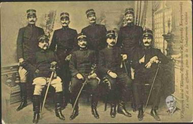 Ο Αρχηγός και οι Έλληνες Αξιωματικοί της Κρητικής Χωροφυλακής.