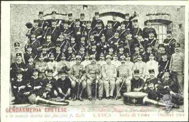 Gendarmeria Cretese - Il Comandante Monaco Cav. Eugenio, gli ufficiali, e la musica diretta dal Maestro F. Tulli. Canea - Ottobre 1904.