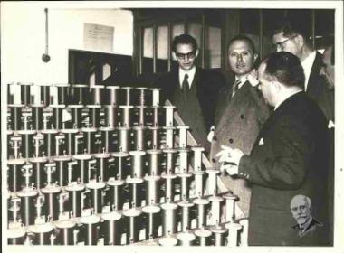 Ο Σοφοκλής Βενιζέλος με τον ανηψιό του Λευτέρη κατά τη διάρκεια επίσκεψής τους στο εργοστάσιο κλωστών 
