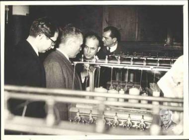 Ο Σοφοκλής Βενιζέλος με τον ανηψιό του Λευτέρη κατά τη διάρκεια επίσκεψής τους στο εργοστάσιο κλωστών 