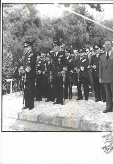 Ο Σοφοκλής Βενιζέλος και ο βασιλιάς Παύλος στην ορκωμοσία των Νέων Σημαιοφόρων Ναυτικού