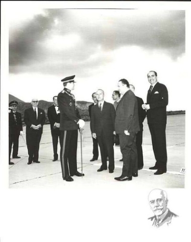 Ο Σοφοκλής Βενιζέλος, ο Διάδοχος Κωνσταντίνος και ο Κωνσταντίνος Μητσοτάκης στο αεροδρόμιο Αθηνών περιμένοντας την άφιξη του βασιλιά