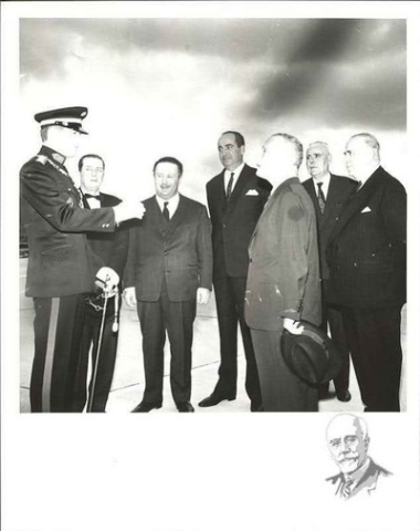 Ο Σοφοκλής Βενιζέλος, ο Διάδοχος Κωνσταντίνος και ο Κωνσταντίνος Μητσοτάκης στο αεροδρόμιο Αθηνών περιμένοντας την άφιξη του βασιλιά