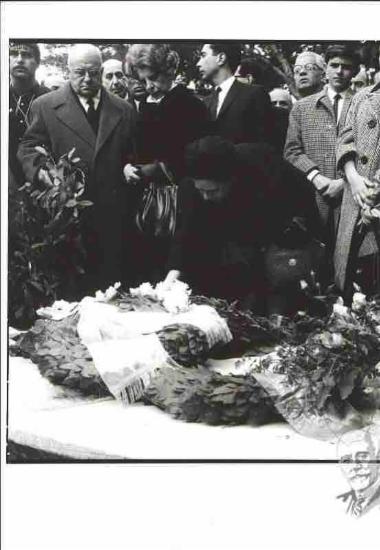 Η χήρα του Σοφοκλή Βενιζέλου καταθέτει στεφάνι στον τάφο του κατά τη διάρκεια μνημοσύνου του