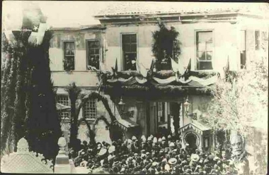 Ο Πρίγκηψ Γεώργιος ομιλών προς τον Κρητικόν λαόν, ως αρμοστής Κρήτης, άμα τη αφίξει του το 1898.