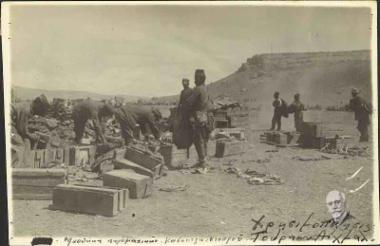 Μονάδα γενικού ανεφοδιασμού Καβουντζή - Κιοπρούς. Αποθήκη πυρομαχικών. Στο βάθος εργάζονται Τούρκοι αιχμάλωτοι